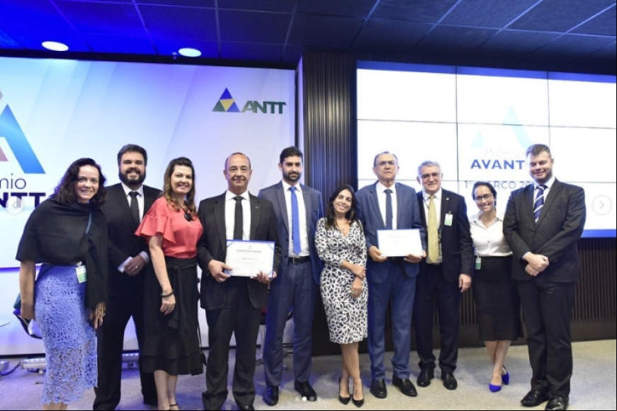 Presidente da CNT recebe medalha da ANTT por sua atuação em prol dos transportes