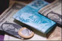 Dólar desaba após tarifas de Trump e atinge menor valor em seis meses